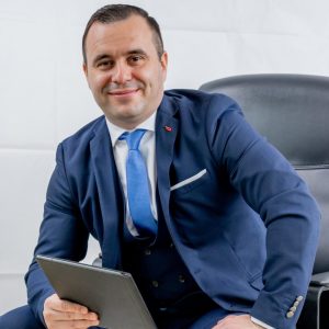 Cum ajută Dragoș Macarin românii să înțeleagă ce semnează prin The Money Advisor